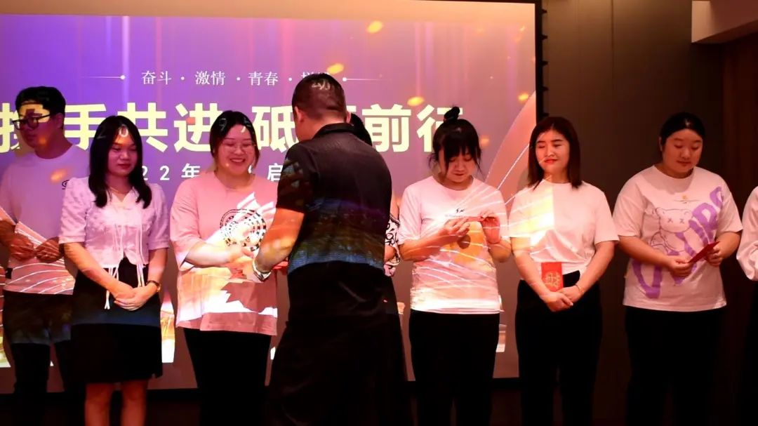 楊總為修康藥業集團員工頒獎 楊總為修康藥業集團員工頒獎