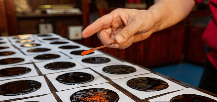 傳統膏藥的制作流程包含哪些步驟-修康藥業集團 傳統膏藥的制作流程包含哪些步驟-修康藥業集團